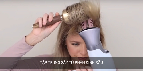 tập trung sấy tóc từ đỉnh đầu
